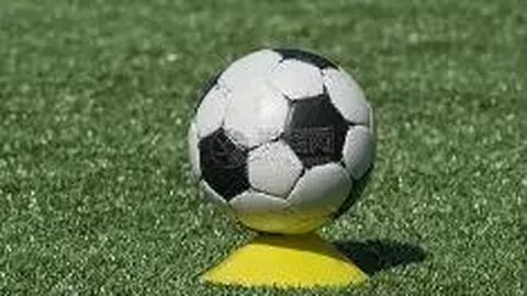 佳缘将至？福登甜蜜牵手，珠宝店内戒指选哪一款？