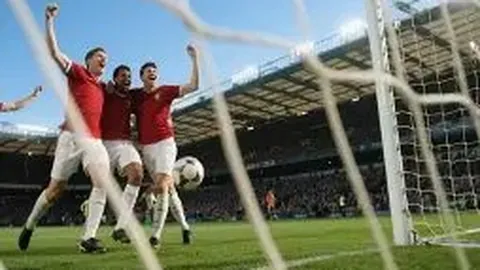 “安菲尔德温情瞬间：扎卡赛前深情致敬，为若塔献上鼓舞之花圈，携手共战！”